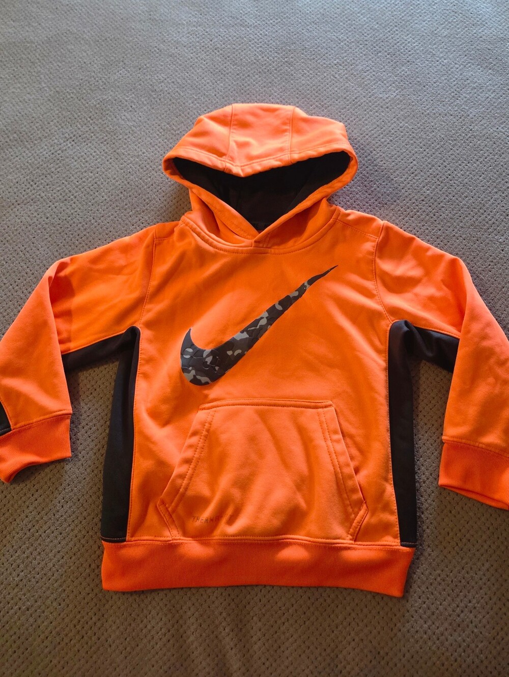 Nike Therma-FIT / Dri-FIT Pullover Hoodie bright orange and charcoal-grey kids'